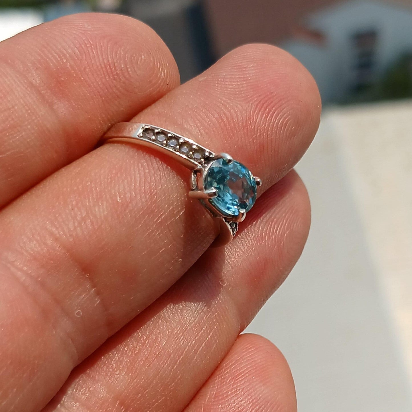 Anillo Solitario con Circón Azul Ovalado – Plata Esterlina 925