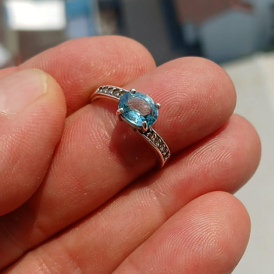 Anillo Solitario con Circón Azul Ovalado – Plata Esterlina 925