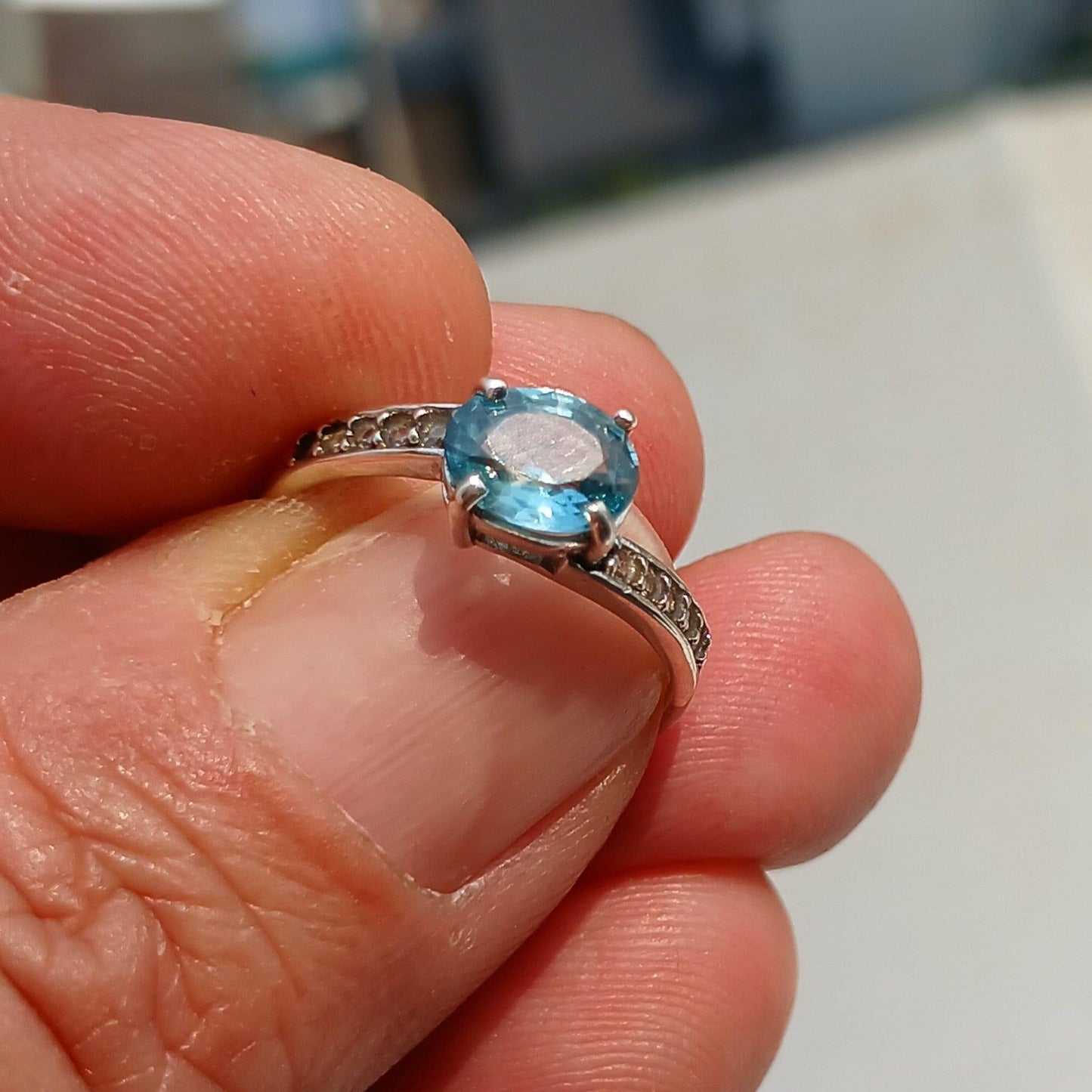 Anillo Solitario con Circón Azul Ovalado – Plata Esterlina 925
