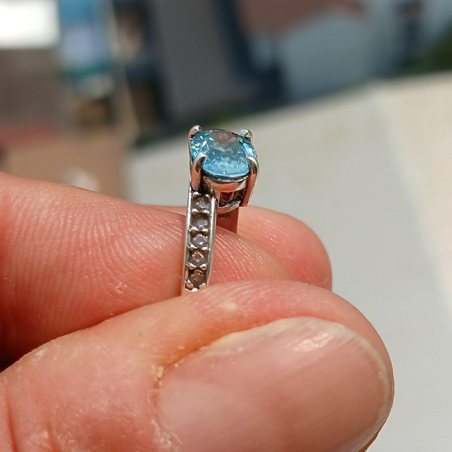 Anillo Solitario con Circón Azul Ovalado – Plata Esterlina 925