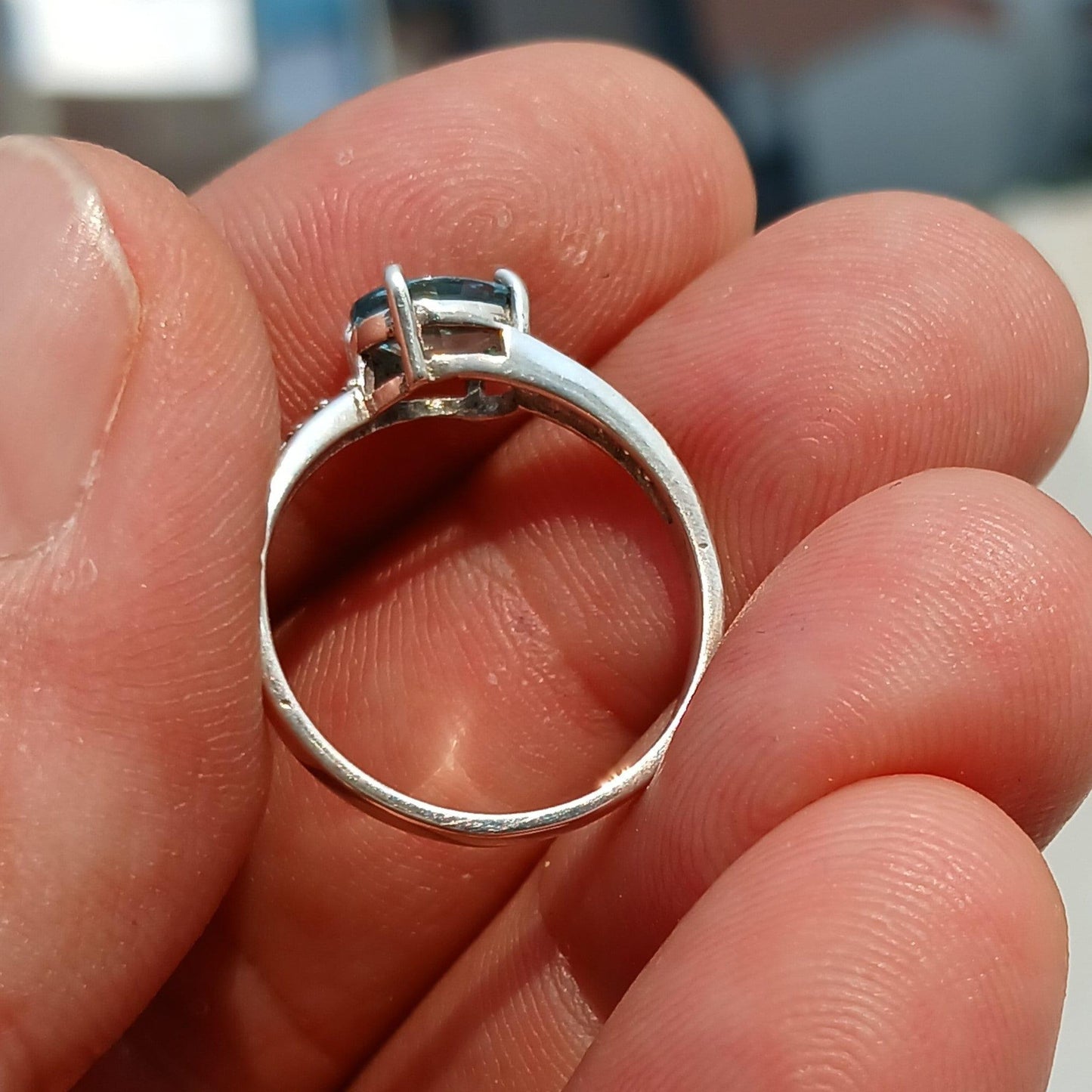Anillo Solitario con Circón Azul Ovalado – Plata Esterlina 925